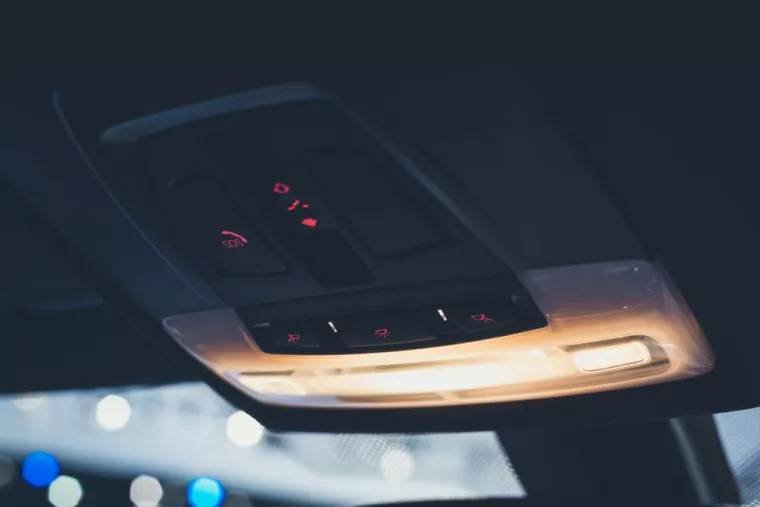 Réparer la lumière du toit intérieur d'une voiture moderne à Plaisir, Plaisir, PROG/TUNERS