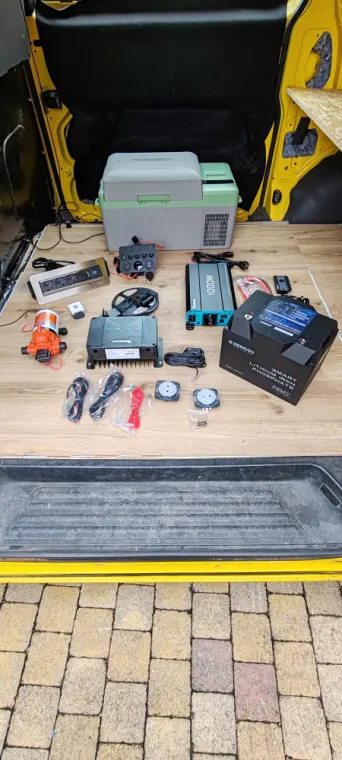 Aménagement électrique Combi T5 Volkswagen et panneau solaire sur Voisins-le-Bretonneux , Plaisir, PROG/TUNERS