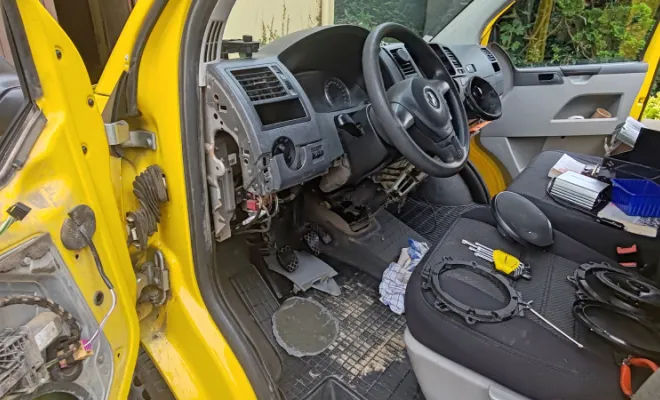 Création d'un faisceau électrique pour installation écran car Play et les haut parleurs dans les portes à MAUREPAS , Plaisir, PROG/TUNERS