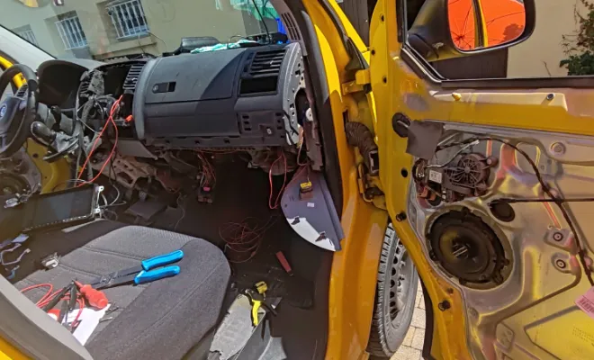 Création d'un faisceau électrique pour installation écran car Play et les haut parleurs dans les portes à MAUREPAS , Plaisir, PROG/TUNERS