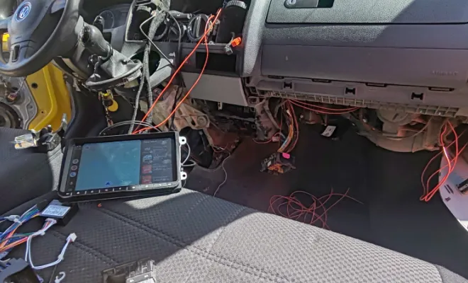 Création d'un faisceau électrique pour installation écran car Play et les haut parleurs dans les portes à MAUREPAS , Plaisir, PROG/TUNERS