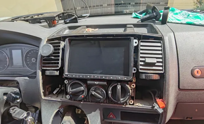 Création d'un faisceau électrique pour installation écran car Play et les haut parleurs dans les portes à MAUREPAS , Plaisir, PROG/TUNERS