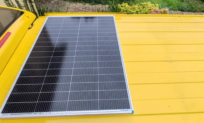 Aménagement électrique Combi T5 Volkswagen et panneau solaire sur Voisins-le-Bretonneux , Plaisir, PROG/TUNERS