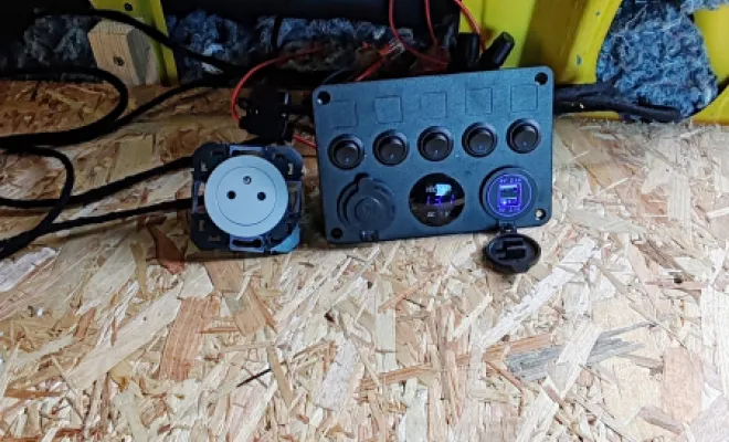 Aménagement électrique Combi T5 Volkswagen et panneau solaire sur Voisins-le-Bretonneux , Plaisir, PROG/TUNERS